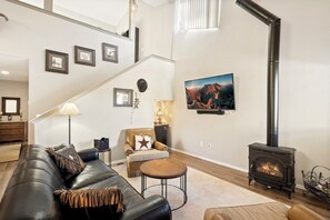 Smart-TV, peis, DVD-spiller og bøker