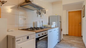 Kaffetrakter/tekoker, kjøleskap, mikrobølgeovn og kjøkkenutstyr