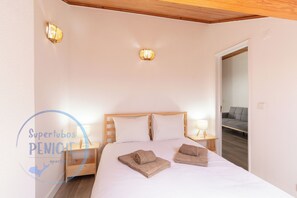 2 bedrooms, iron/ironing board, internet, bed sheets