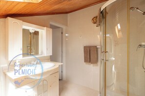 Dusche, Haartrockner, Bidet, Handtücher