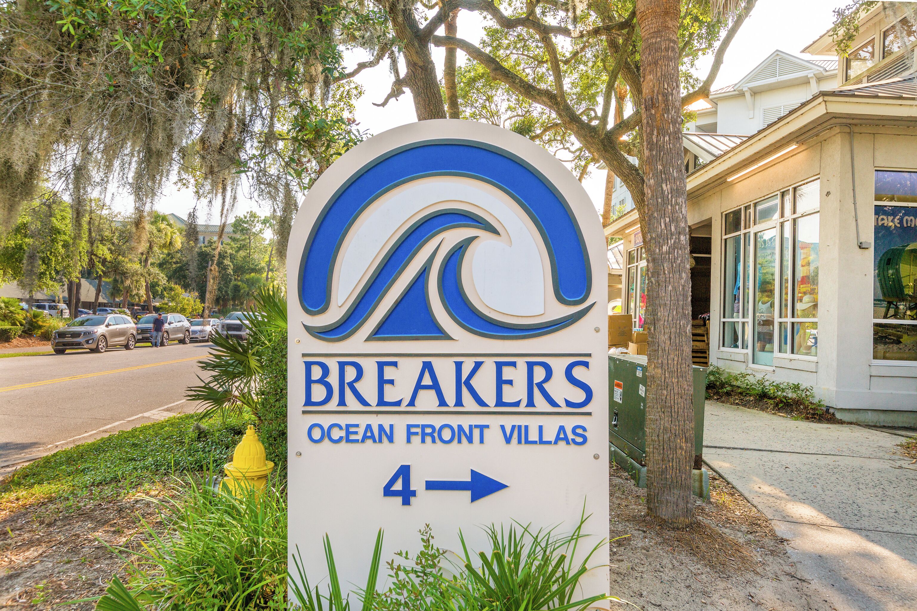Un panneau indiquant l’emplacement des villas « Ocean Front Villas at Breakers » et la direction à suivre pour s’y rendre.