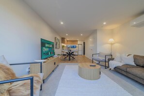 TV - Charming Getaway on Gloucester Street (Christchurch)