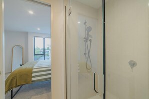 Chuveiro, toalhas de banho