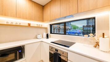 Coffee/tea maker, fridge, microwave, oven