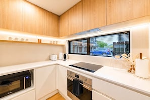 Coffee/tea maker, fridge, microwave, oven