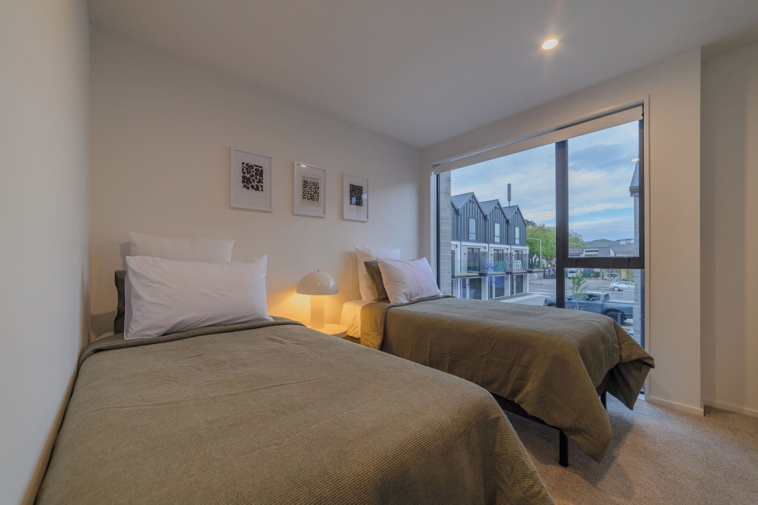 2 bedrooms, desk, WiFi, bed sheets