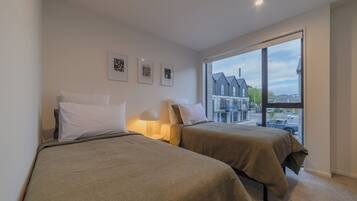 2 bedrooms, desk, WiFi, bed sheets