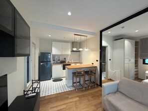 Departamento, balcón, vista a la montaña | Caja de seguridad en la habitación, cortinas blackout y insonorización 