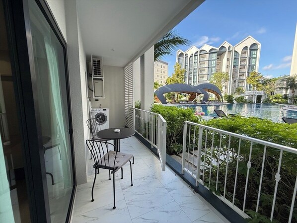 Departamento familiar, balcón, vista a la alberca | Caja de seguridad en la habitación, cortinas blackout y insonorización 