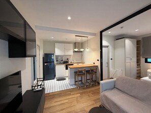 Departamento, balcón, vista a la montaña | Caja de seguridad en la habitación, cortinas blackout y insonorización 