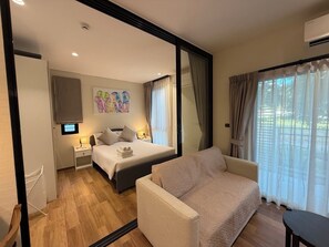 Departamento, balcón, vista a la montaña | Caja de seguridad en la habitación, cortinas blackout y insonorización 