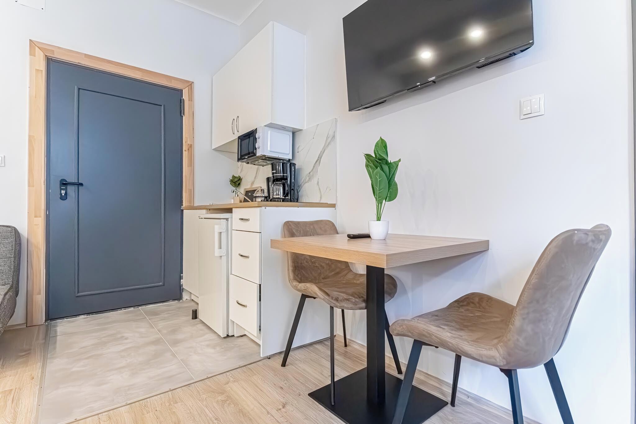 Basic-Apartment | Eigene Kochnische | Mini-Kühlschrank, Mikrowelle, Ofen, Herdplatte