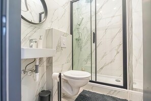 Basic Apartment | Bathroom | Hair dryer, towels, soap, shampoo - 9BR Apts in the Heart of Vienna (Vienna)