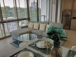 Apartment, 2 Bedrooms, Accessible, Smoking | Living room