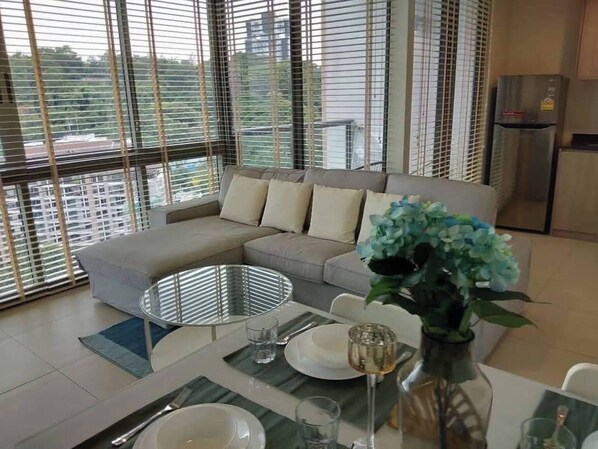 Apartment, 2 Bedrooms, Accessible, Smoking | Living room