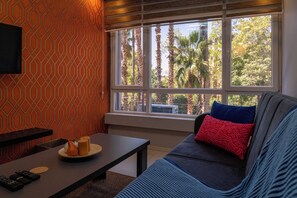 Familielejlighed - 3 soveværelser - køkken - byudsigt | Opholdsområde | 32-tommers smart-tv med satellitkanaler