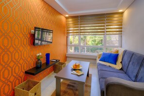 Familienapartment, 3 Schlafzimmer, Küche, Stadtblick | Schreibtisch, laptopgeeigneter Arbeitsplatz, Verdunkelungsvorhänge