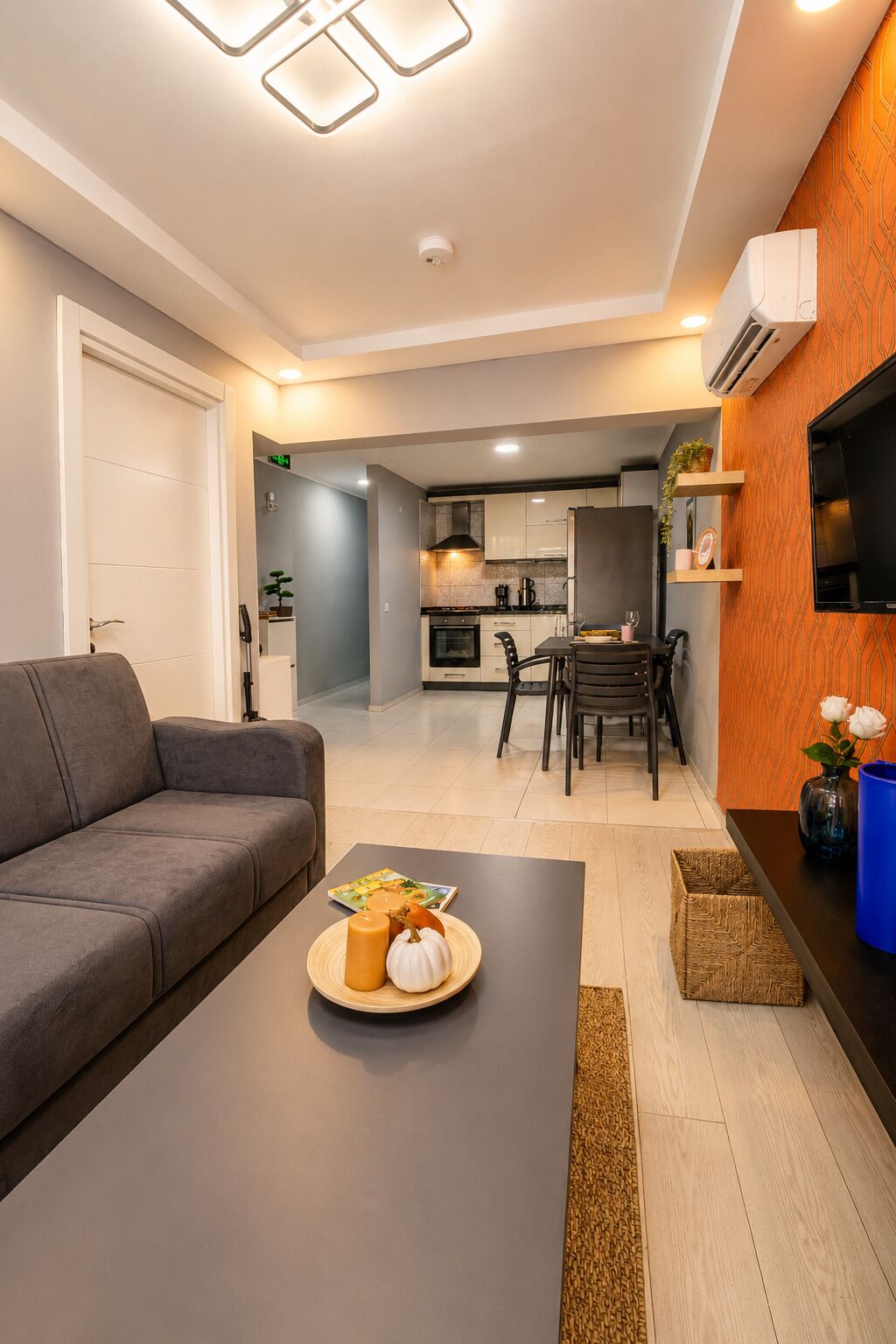 Family Condo, 3 Bedrooms, Kitchen, City View | Meja, ruang kerja komputer riba, langsir/tirai gelap terus, kalis bunyi 