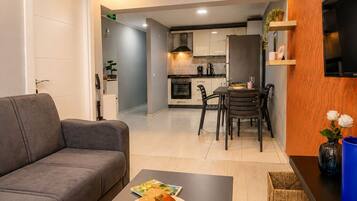 Family Condo, 3 Bedrooms, Kitchen, City View | Meja, ruang kerja komputer riba, langsir/tirai gelap terus, kalis bunyi