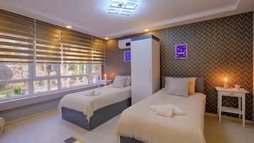 Familienapartment, 3 Schlafzimmer, Küche, Stadtblick | Schreibtisch, laptopgeeigneter Arbeitsplatz, Verdunkelungsvorhänge