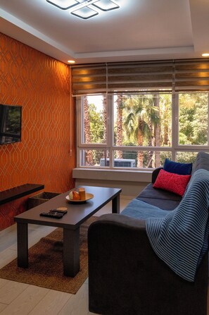 Familienapartment, 3 Schlafzimmer, Küche, Stadtblick | Wohnbereich | 32-Zoll-Smart-TV mit Satellitenempfang