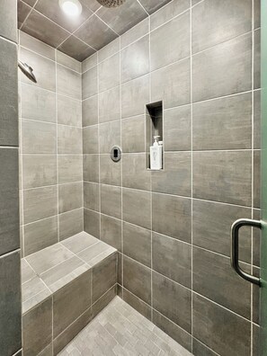 Een douche, een haardroger, handdoeken
