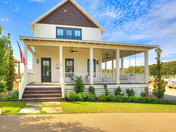 Exterior - Charming Lake Cottage in Carlton Landing | Hideaway 56 (Carlton Landing)