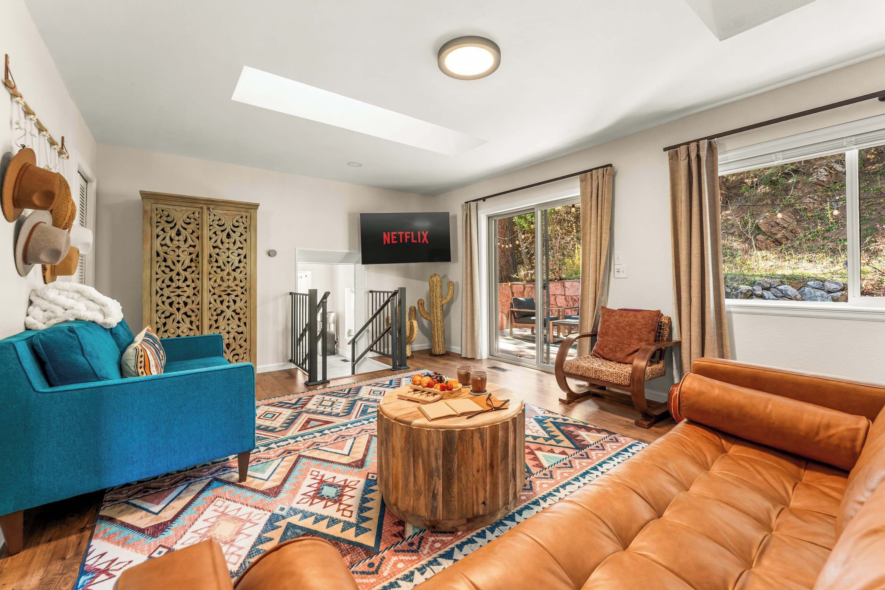 TV, stereoanlegg og kontorer