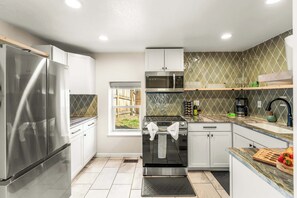 Een koelkast, een magnetron, een oven, een kookplaat