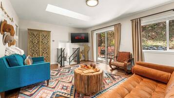 Televisión, libros, estéreo y oficina