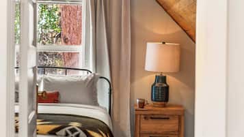 3 soverom, skrivebord, strykejern/-brett og reiseseng for barn