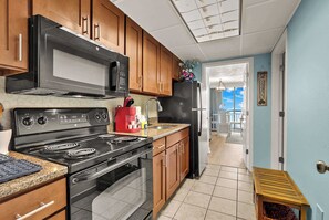 Kjøleskap, mikrobølgeovn, ovn og kokeplater