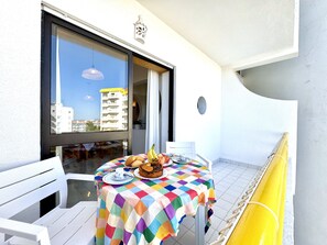 Outdoor dining - ALBUFEIRA VINTAGE APARTMENT 2 WITH POOL by HOMING (Albufeira)