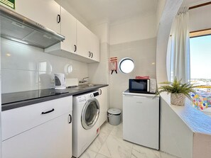 Mikrobølgeovn, kaffetrakter/tekoker og kjøkkenutstyr