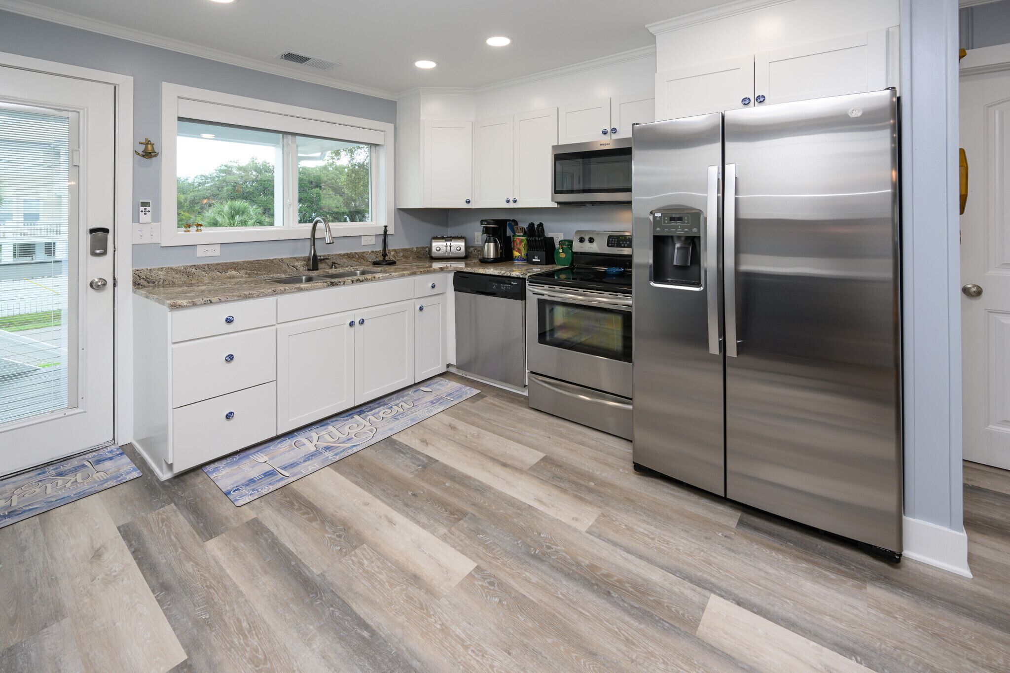 Kjøleskap, mikrobølgeovn, kokeplater og oppvaskmaskin