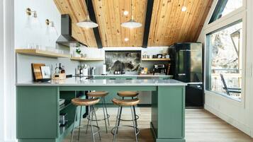 Fridge, oven, stovetop, coffee/tea maker