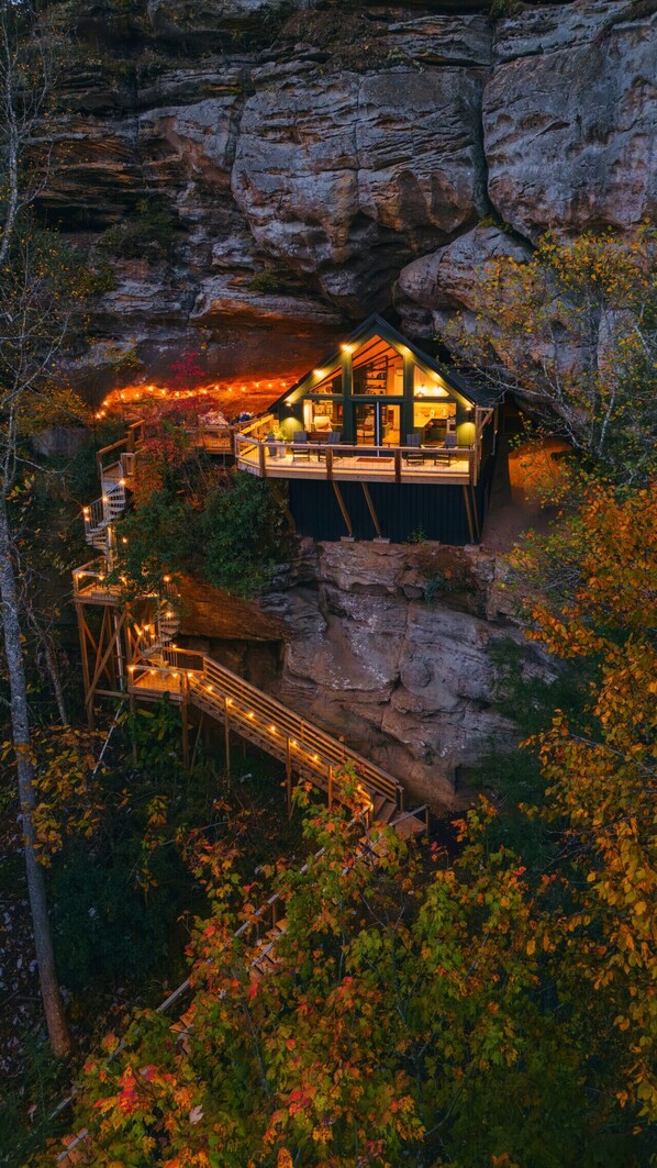 Exterior - NEW Cliffside Modern Stay | Hot Tub | Steam Shower (Beattyville)