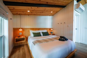 1 bedroom, desk, WiFi, bed sheets - NEW Cliffside Unique Stay | Hot Tub | Steam Shower (Beattyville)