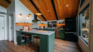 Coffee/tea maker, fridge, microwave, oven