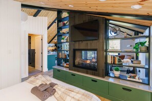 1 bedroom, desk, WiFi, bed sheets - NEW Cliffside Unique Stay | Hot Tub | Steam Shower (Beattyville)