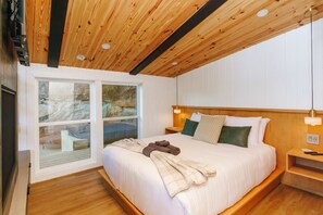 1 bedroom, desk, WiFi, bed sheets - NEW Cliffside Winter Stay | Hot Tub | Steam Shower (Beattyville)