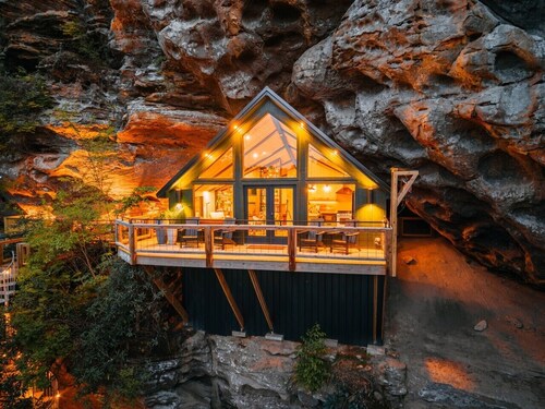 NEW Cliffside Unique Stay | Hot Tub | Steam Shower
