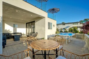 Outdoor dining - Luxury Carlsbad Retreat | Across The Street From Beach | Firepit, BBQ, Ping Pong, Cornhole & More (Carlsbad)