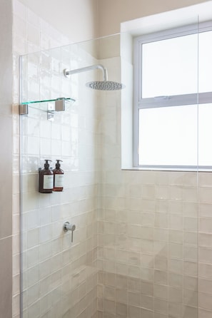 Suite Studio, patio | Salle de bain | Douche, sèche-cheveux, serviettes fournies, savon