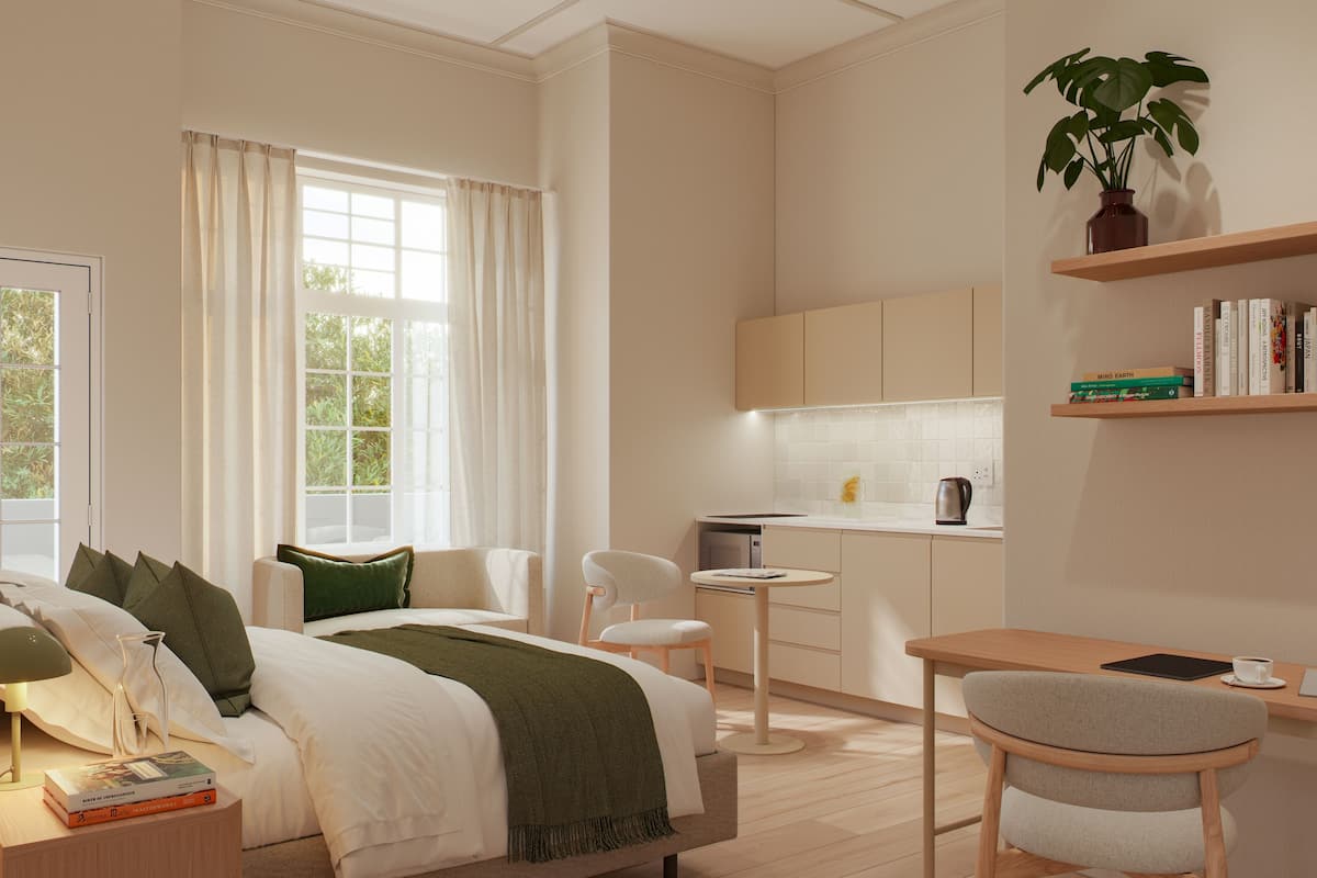 Una cassaforte in camera, una scrivania, postazione laptop