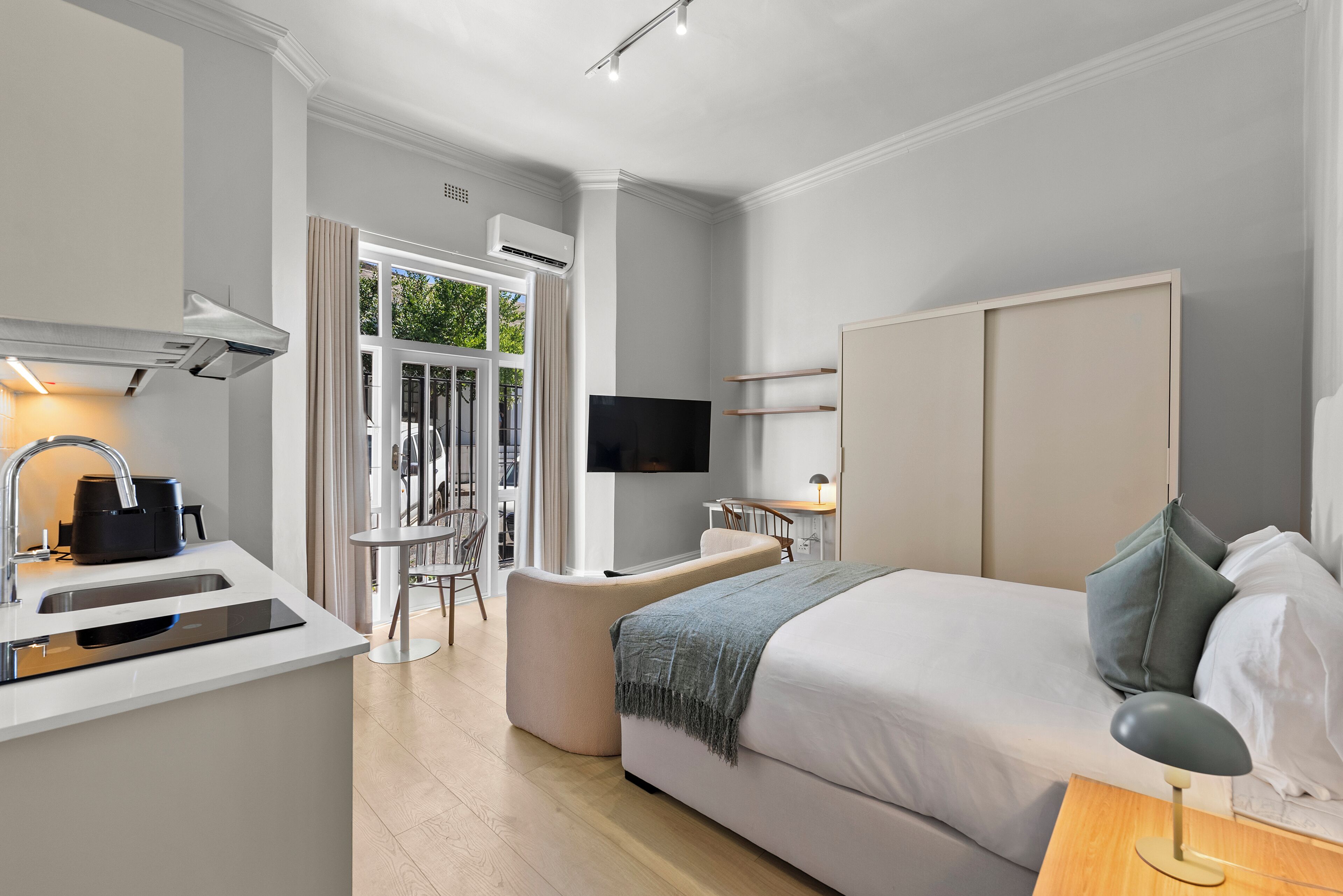 Studio Suite, sân hiên | Két bảo mật tại phòng, bàn, khu vực làm việc phù hợp cho laptop 