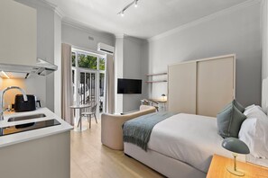 Studiosuite, terrasse | Safe på rommet, skrivebord og skrivebord for bærbar PC