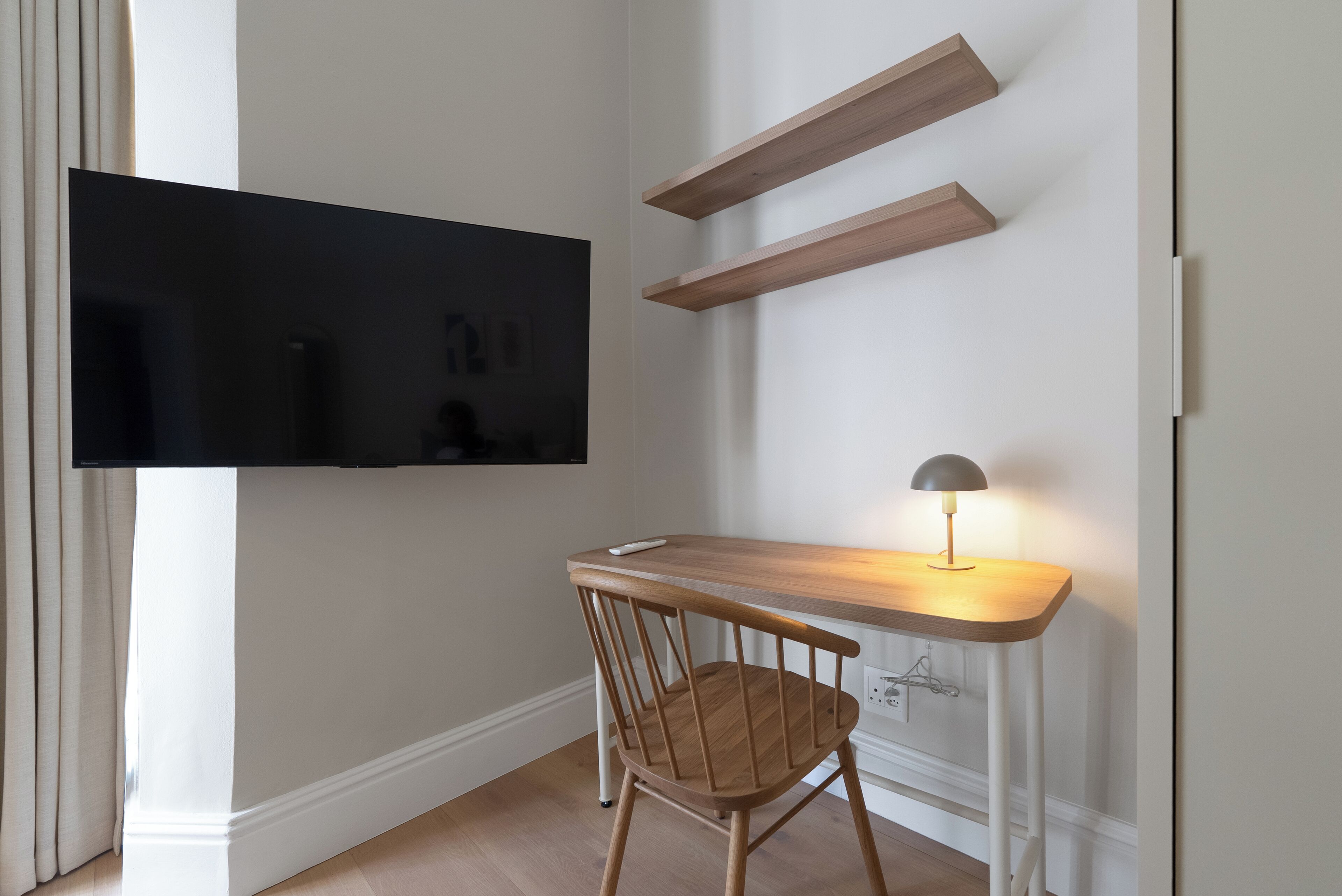 Värdeförvaringsskåp på rummet, skrivbord och arbetsyta för laptop