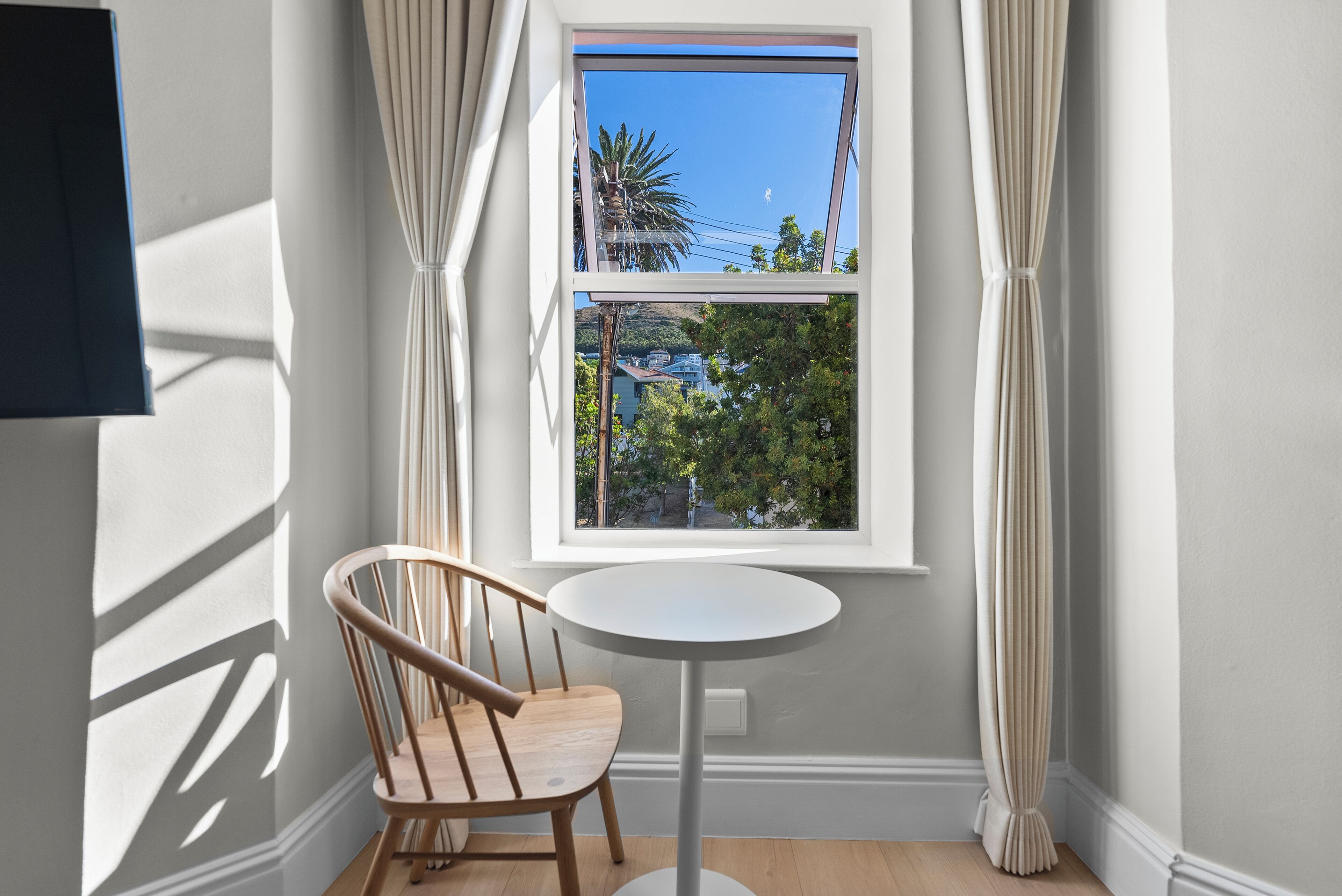 Studio Deluxe | Két bảo mật tại phòng, bàn, khu vực làm việc phù hợp cho laptop 