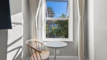 Deluxe Studio | In-room safe, desk, laptop workspace, free WiFi